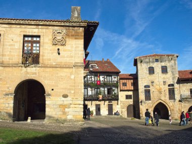 Santillana del Mar, İspanya - 28 Aralık 2019 - Santillana del Mar kasabası, doğal enklavla birlikte, Cantabria, Santander, İspanya 'nın en güzel ve kültürel zenginlerinden biridir.