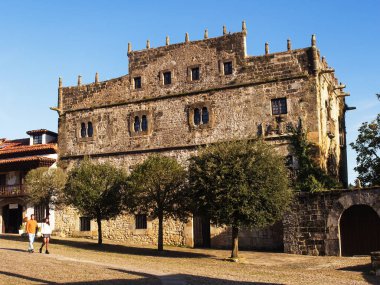 Santillana del Mar kasabası, doğal enklavla birlikte, Cantabria, Santander, İspanya 'nın en güzel ve kültürel zenginlerinden biridir.