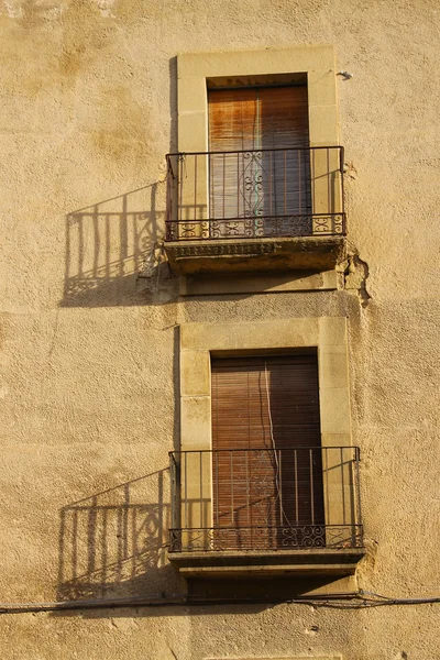 Fenster mit Rollläden — Stockfoto