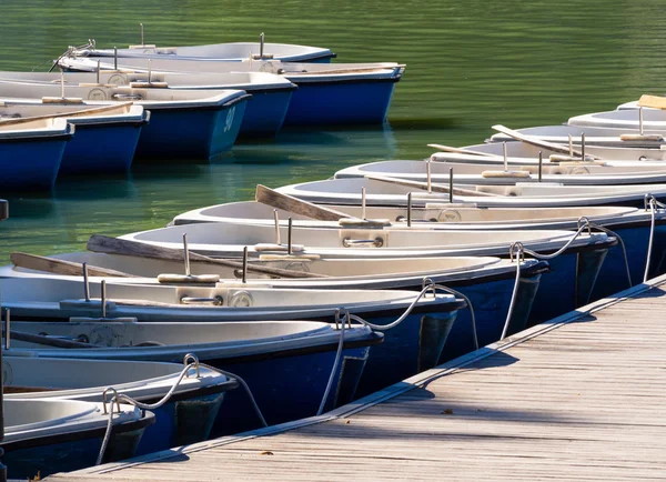 Barcos de recreo amarrados — Foto de Stock