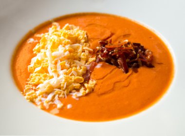 Jambon ve yumurta ile domates ve krem