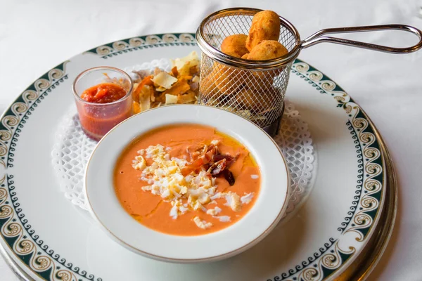 Salmorejo prato típico andaluz com presunto e ovo — Fotografia de Stock