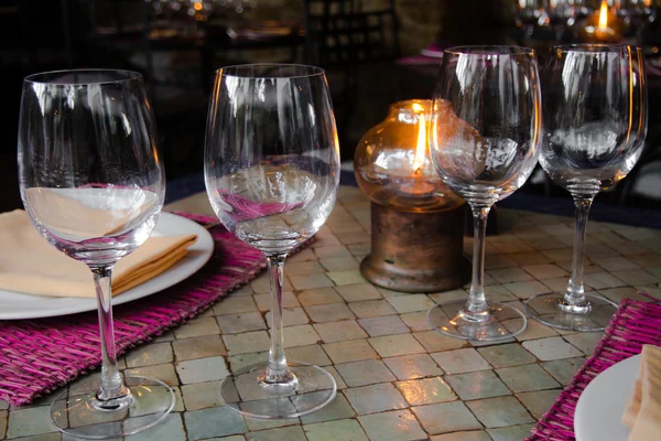 Akşam yemeği için dekore edilmiş masa.