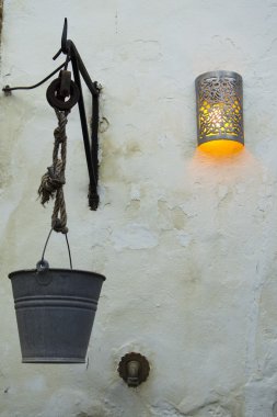 Çeşme ile kova asılı