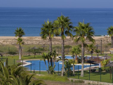 Plajın yanında Havuzu