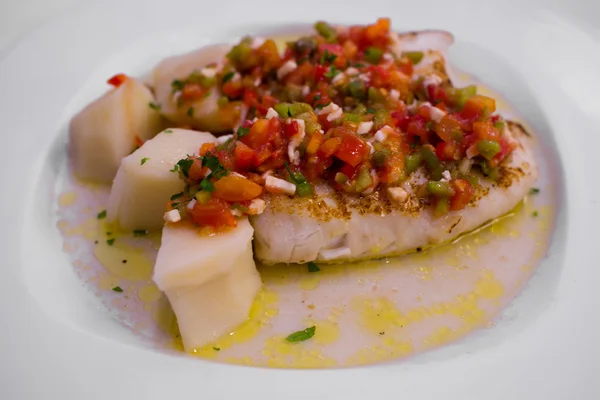 Hake biftek biber salata sosu ile