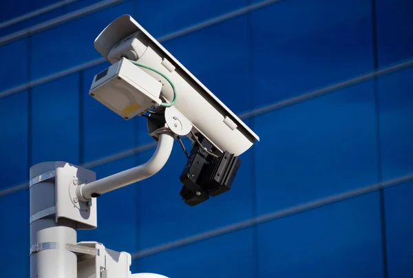 Telecamera di sorveglianza di fronte all'edificio — Foto Stock