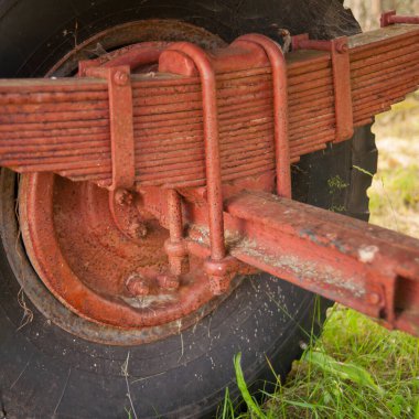 Yaşlı, paslı, büyük bir traktör karavanı.