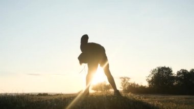 Parkta sabah egzersizi yapan sporcu..