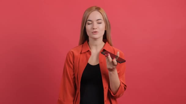 Primer plano de una mujer que graba un masaje vocal en su smartphone. — Vídeo de stock