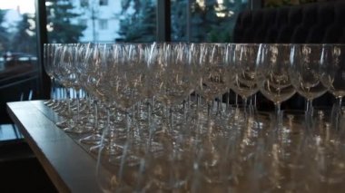 Masada boş bardak sıraları.