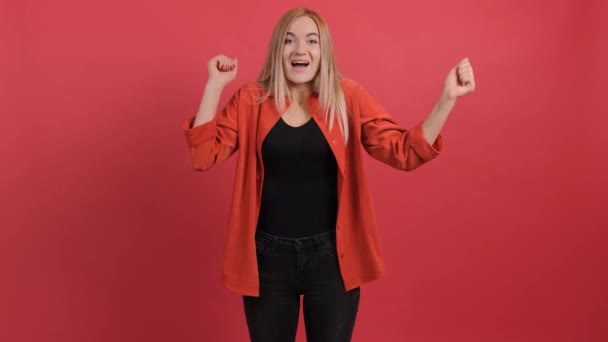 Modelo feminino alegre com expressão alegre, realização. — Vídeo de Stock