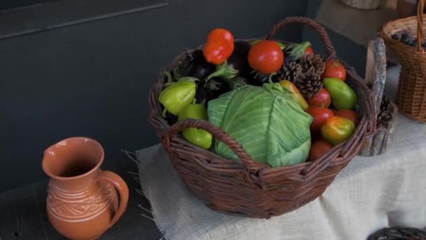 Décor d'automne avec panier aux légumes et raisins. — Video