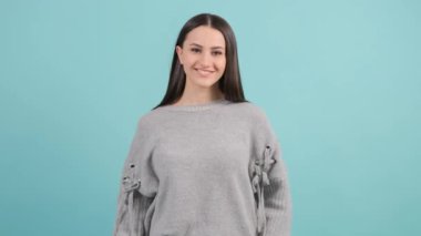 Meraklı bir genç bayana yaklaş. Kulağının dibinde seni duymaya çalış..