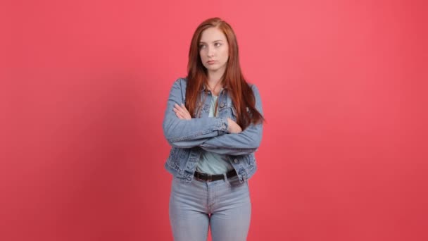 Mujer joven seria mira a un lado mientras piensa en cosas importantes. — Vídeos de Stock