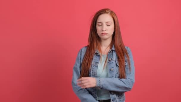 Chica aburrida soñolienta mirando la habitación indiferentemente, apoyada en su mano. — Vídeos de Stock