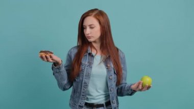 Elma ve donut arasında seçim yapan genç bir kadına yaklaşırken, kız elmayı seçer..