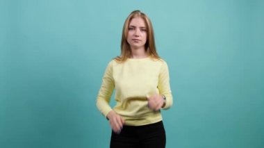 Baş ağrısı. Acıyı hisseden genç bir kadın, elleriyle başını tutuyor..