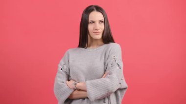 Ciddi bir kıza yakından bak ve önemli şeyleri düşünürken yüzünü yana çevir..