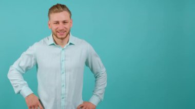 Genç sakallı bir adam solu işaret ediyor ve baş parmak hareketi yapıyor..