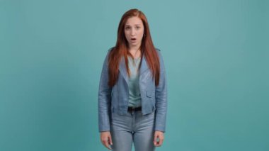 Şok olmuş kadın dudaklarına dokunuyor, hayret içinde ve inançsız..