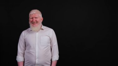 Zafer sembolünü parmaklarıyla gösteren albinizmle komik sakallı adamın portresi..