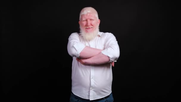 Retrato de homem barbudo com albinismo que está sorrindo sobre fundo preto — Vídeo de Stock