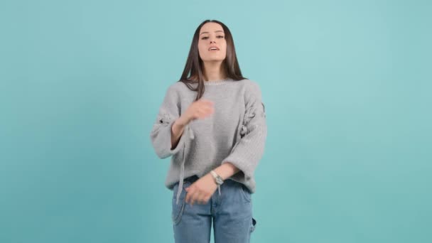 Chica aburrida soñolienta mirando la habitación indiferentemente, apoyada en su mano. — Vídeos de Stock