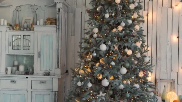 Щасливого Різдва і щасливих свят. Красива вітальня прикрашена на Різдво . — стокове відео