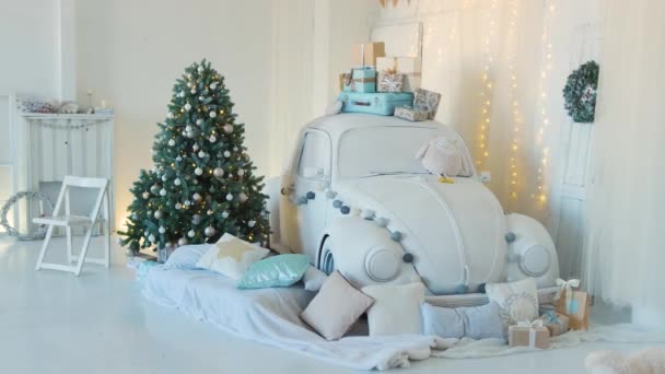 Прекрасна вітальня, прикрашена на Різдво з машиною з безліччю подарунків . — стокове відео