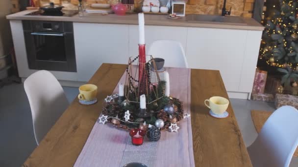Eine schön dekorierte Küche zu Weihnachten, der Weihnachtstisch. — Stockvideo