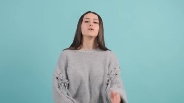 Sıkılmış bir kızın odaya ilgisiz bakışları, eline yaslanması..
