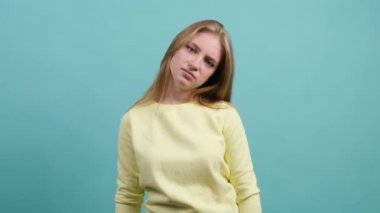 Sıkıcı, uykulu, ilgisiz bakışları olan, eline yaslanan bir kıza yaklaş..