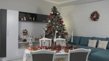 Güzel düzenlenmiş oturma odasında lezzetli yemeklerle dolu bir Noel masası..