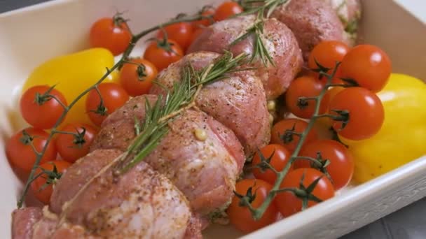 Close-up de uma carne com legumes dispostos na assadeira, prepara a comida. — Vídeo de Stock