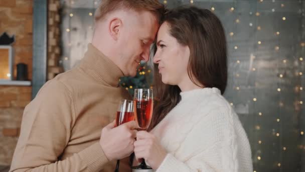 Пара влюблённых танцующих, целующихся у елки и пьющих шампанское. — стоковое видео