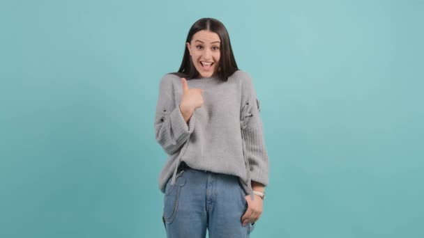 En serio, yo. Mujer alegre emocionada con expresión alegre, logro. — Vídeos de Stock