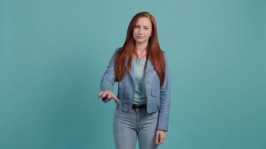 Şaşırmış genç bir kadın. Şüpheci, tereddütlü duygular ifade ediyor..