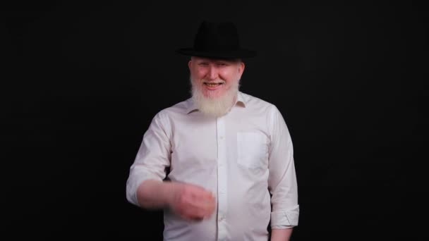 Бородатий альбіносець в повсякденному вбранні посміхається і знімає капелюх . — стокове відео