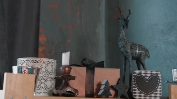 Weihnachtsdekoration mit weißen Kerzen, antiken Spielzeugen und Geschenkschachteln. — Stockvideo