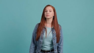 Evet, bunu yapıyorum. Heyecanlı, neşeli bir kadın, neşeli bir ifade ve başarı..