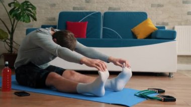 Genç sporcu evde egzersiz yapıyor..