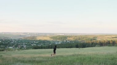 Sağlıklı bir hayat için koşan sporcu, sabah akşam şehir manzaralı.