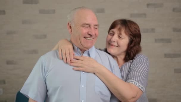 快乐的老年家庭夫妇拥抱，欢笑，看着相机. — 图库视频影像