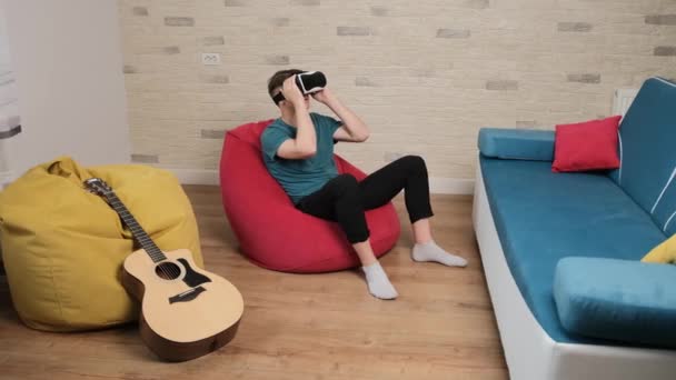 Jeune homme portant un casque de réalité virtuelle. Réalité augmentée. — Video