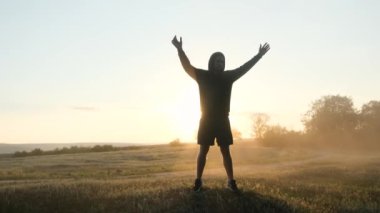 Genç adam parkta sabah egzersizi yapıyor..