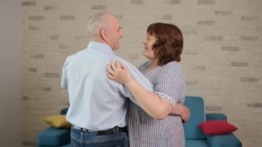 Kafkasyalı yaşlı çift oturma odalarında dans ediyor. Anın tadını çıkar..