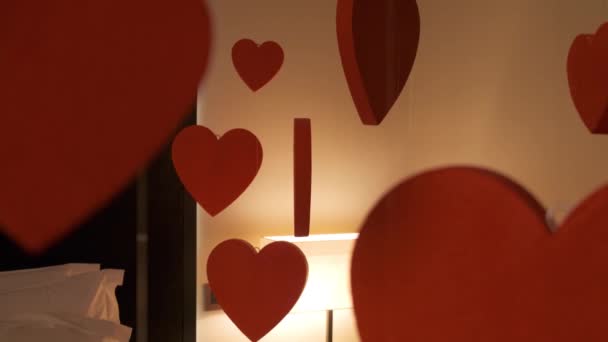 Romantisk interiör i sovrummet, dekoration med hjärtan hängande över sängen. — Stockvideo