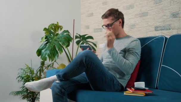 Lifestyle concept - jonge man werkt met tablet pc. — Stockvideo