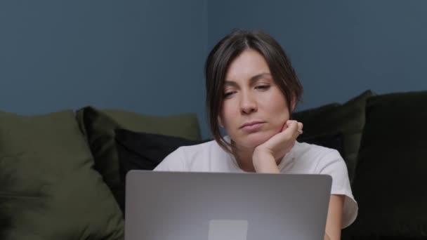 Jonge vrouw die achter de computer werkt en een geschenk ontvangt van haar man.. — Stockvideo
